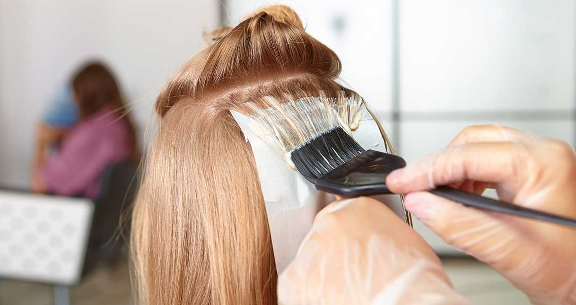 Profissional Passando Colorao Em Cabelo Loiro